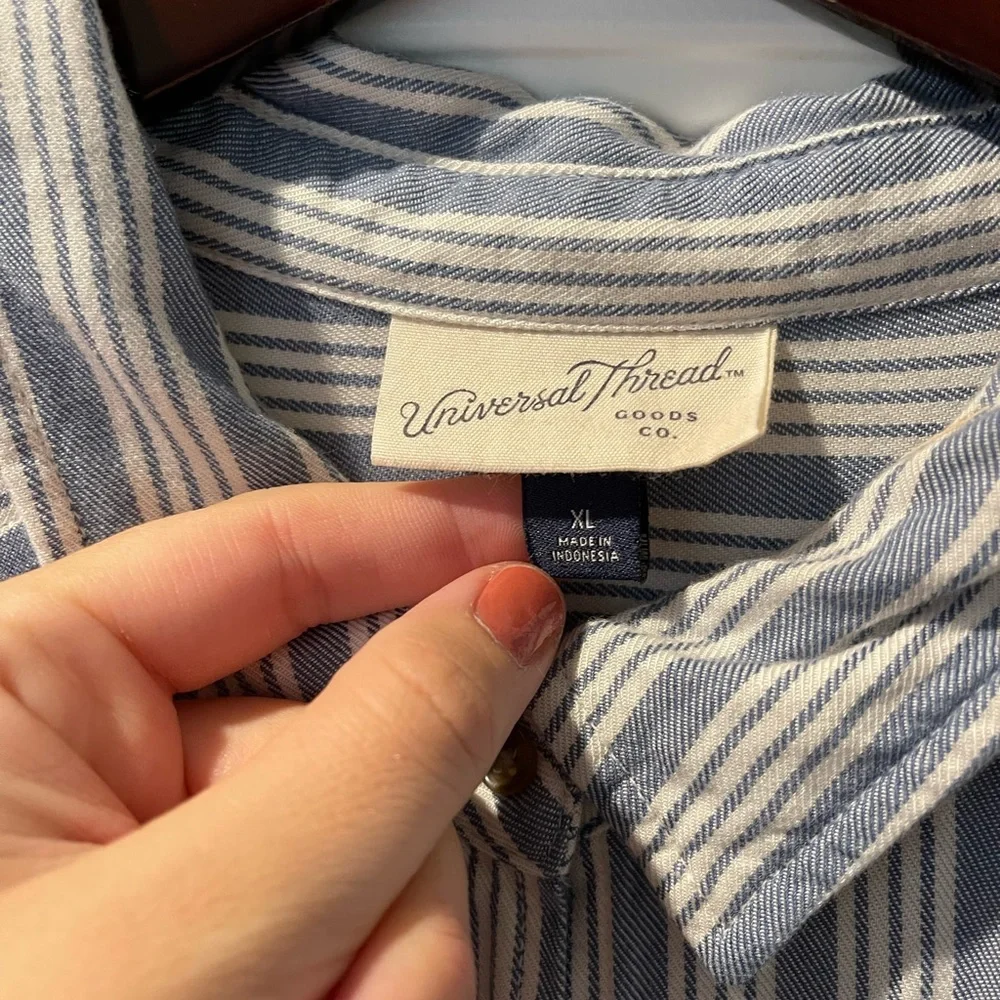 Button down - Picture 3 of 3
